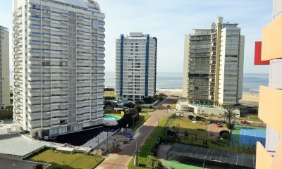 MUY LINDO APARTAMENTO , PISO ALTO CON VISTA LATERAL HACIA PLAYA BRAVA, LIVING COMEDOR CON ACCESO A TERRAZA AMPLIA Y LUMINOSA.