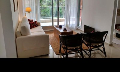 DIVINO APARTAMENTO A ESTRENAR, DOS DORMITORIOS, DOS BAÑOS, COCINA MUY BIEN EQUIPADA Y TERRAZA CON VISTA AL BOSQUE Y PARRILLERO