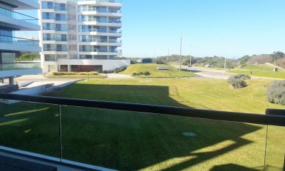 DIVINO APARTAMENTO FRENTE AL MAR , TRES SUITE CON SALIDA A TERRAZA PROPIA , AMPLIO LIVING COMEDOR, AMENITIS MUY COMPLETOS OFRECE EL EDIFICIO.