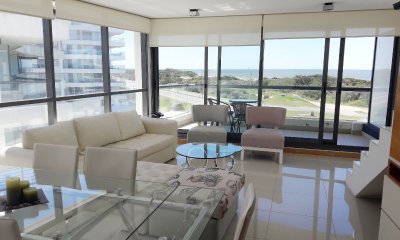 DIVINO PENTHOUSE FRENTE A PLAYA BRAVA DE TRES DORMITORIOS EN SUITE