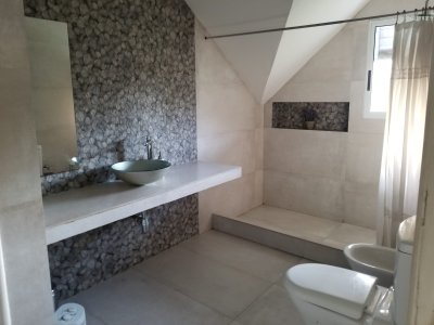 casa de 3 plantas en parada 7 de la mansa, con 4 dormitorios y dependencia de servicio - pmi212770c