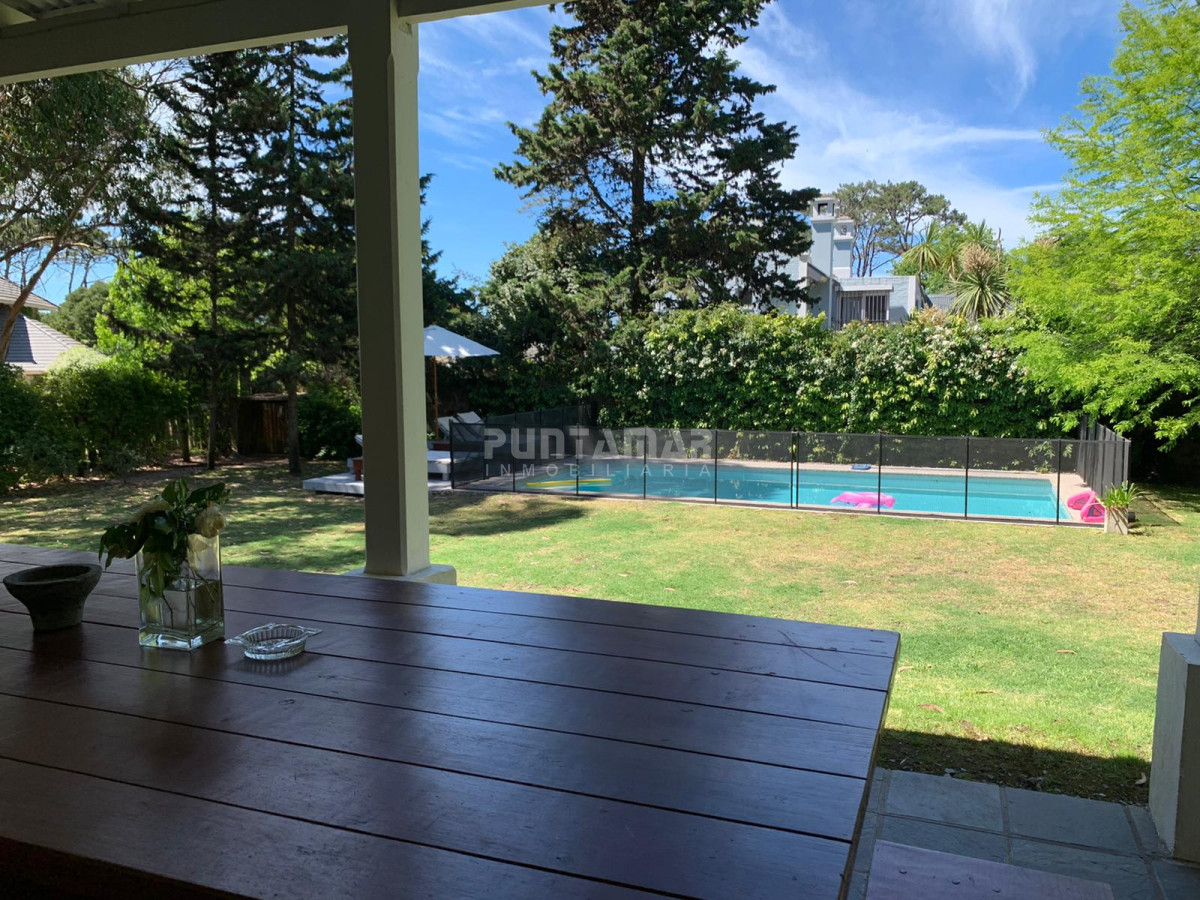 Casa ID.210729 - ALQUILER DE CASA EN LA BARRA 4 DORMITORIOS EN SUITE CON PISCINA