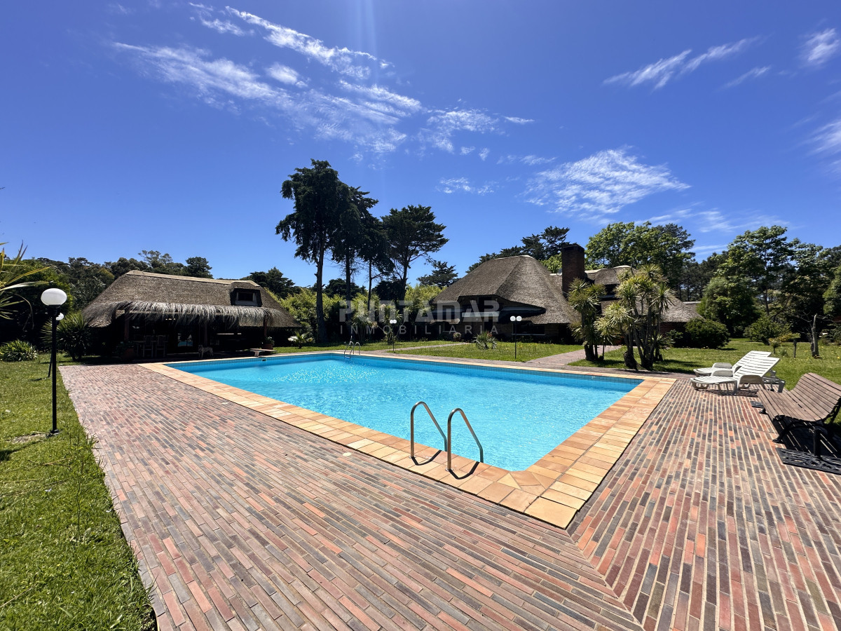 Casa ID.211979 - ALQUILER DE RESIDENCIA  6 DORMITORIOS PUNTA DEL ESTE 