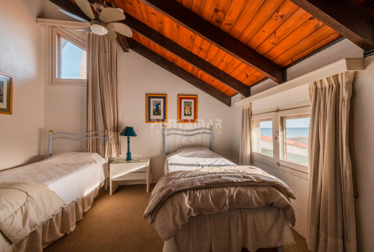 Casa ID.210549 - CASA DE 6 DORMITORIOS FRENTE AL  MAR EN LA MANSA