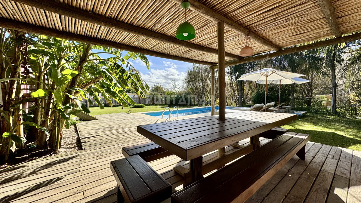 Casa ID.213690 - MODERNA CASA DE 3 DORMITORIOS CON PISCINA EN EL TESORO 