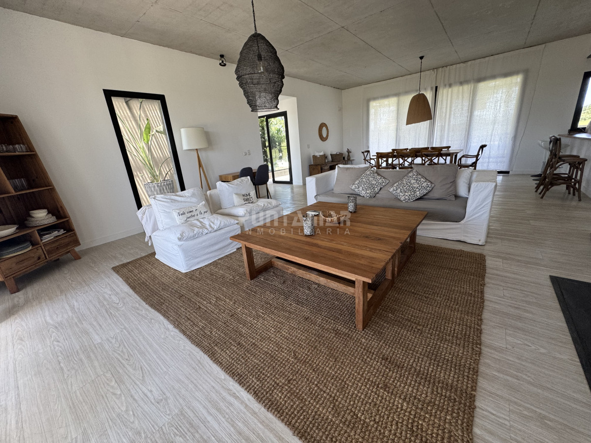 Casa ID.211933 - CASA EN VENTA Y ALQUILER EN PUEBLO MIO , 4 DORMITORIOS, PISCINA