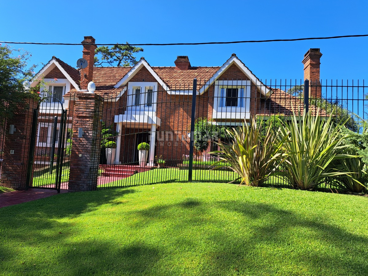 Casa ID.212912 - IMPORTANTE CASA DE 2 PLANTAS  