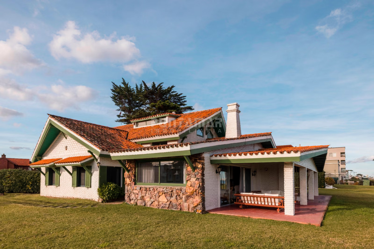 Casa ID.210549 - CASA DE 6 DORMITORIOS FRENTE AL  MAR EN LA MANSA