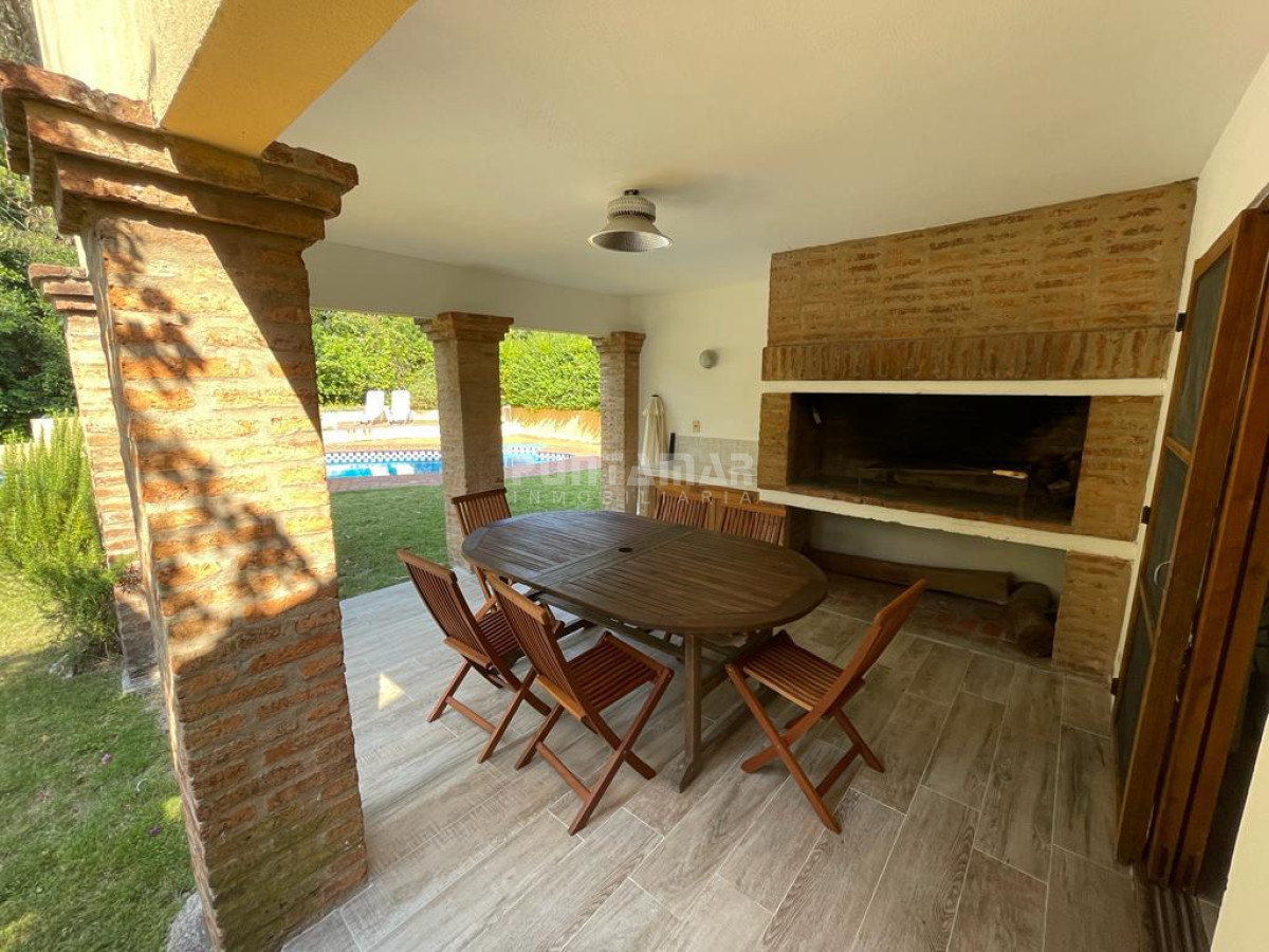 Casa ID.210689 - ALQUILER DE CASA  RINCÓN DEL INDIO 4 DORMITORIOS MAS DEPENDENCIA CON PISCINA