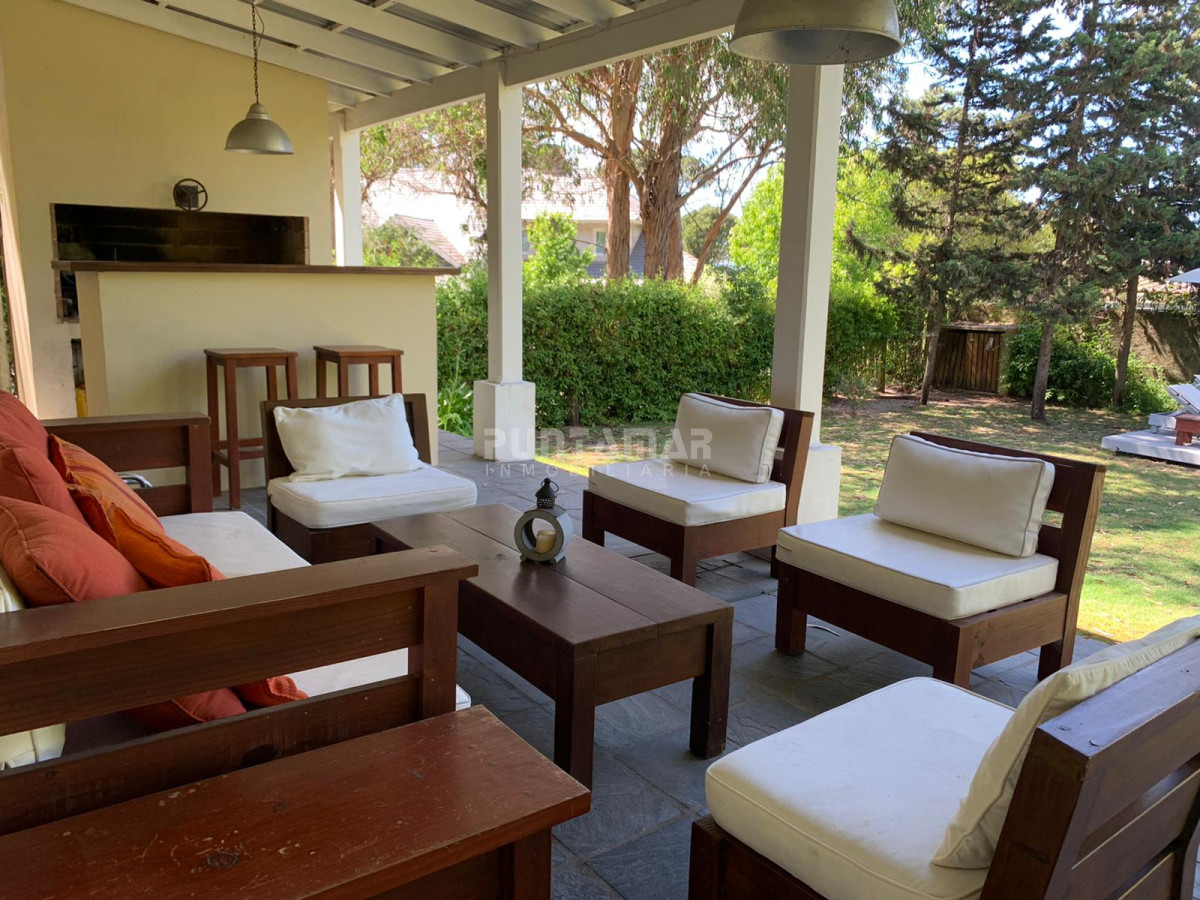 Casa ID.210729 - ALQUILER DE CASA EN LA BARRA 4 DORMITORIOS EN SUITE CON PISCINA
