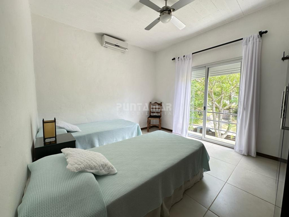 Casa ID.213226 - ALQUILER CASA EN MKONTOYA 4 DORMITORIOS MAS SERVICIO