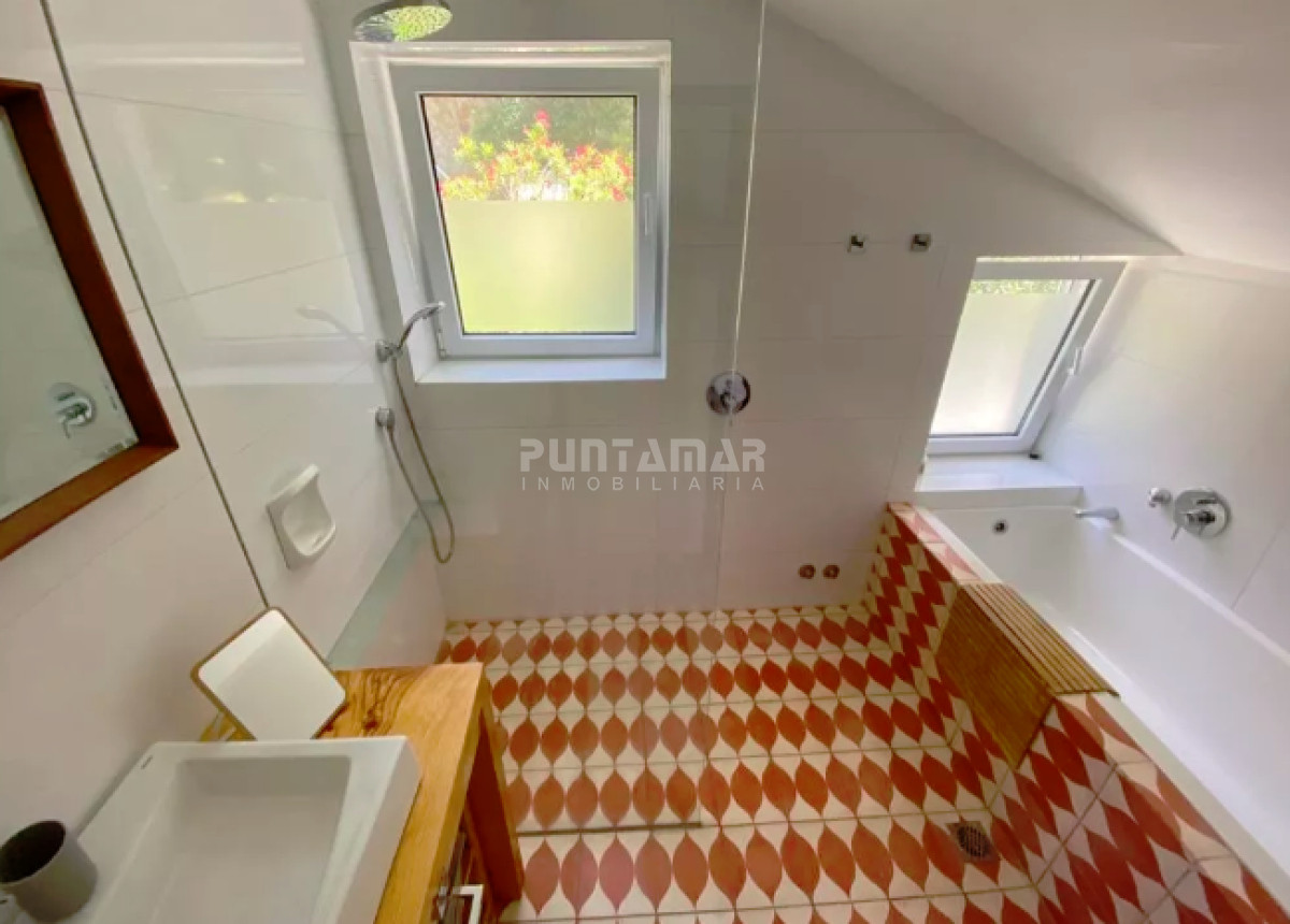 Casa ID.213446 - HERMOSA CASA DE 5 DORMS EN LA MANSA CON PISCINA Y CANCHA DE PADEL