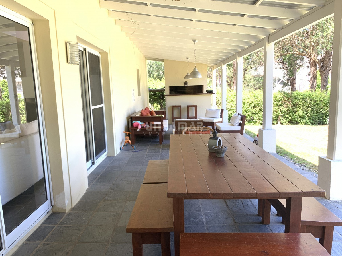 Casa ID.210729 - ALQUILER DE CASA EN LA BARRA 4 DORMITORIOS EN SUITE CON PISCINA