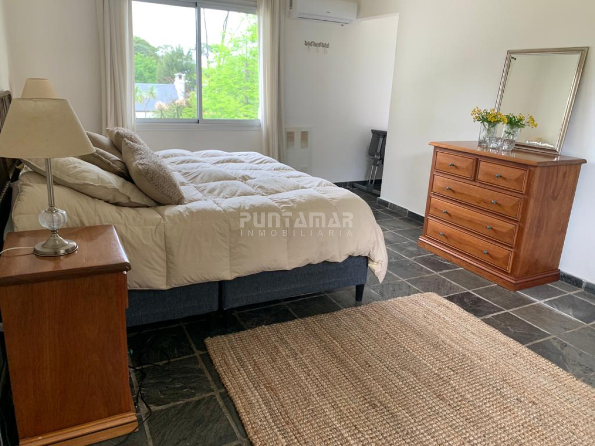Casa ID.210729 - ALQUILER DE CASA EN LA BARRA 4 DORMITORIOS EN SUITE CON PISCINA