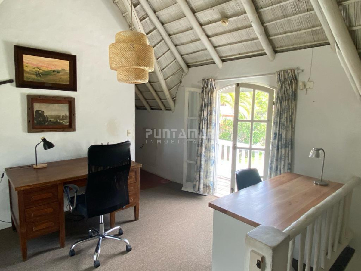 Casa ID.213540 - HERMOSA CASA DE 4 DORMITORIOS Y PISCINA A 300 METROS DEL MAR