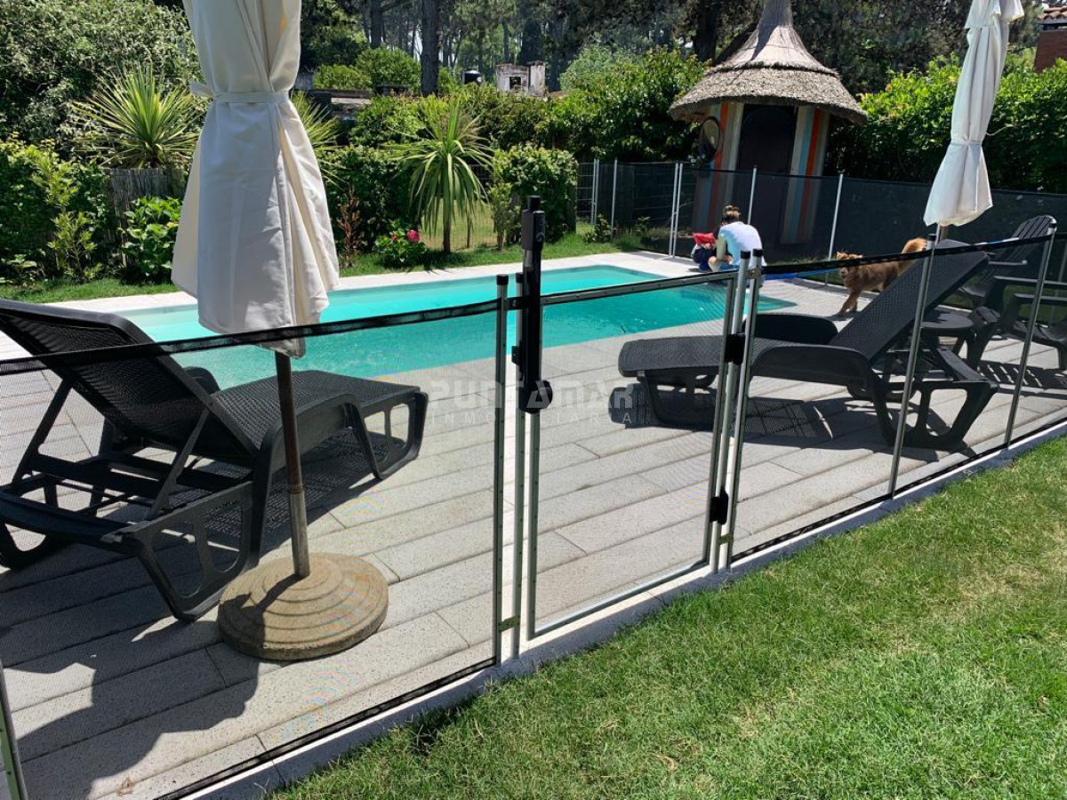 Casa ID.210595 - Casa moderna en San Rafael. 3 dormitorios mas dependencia de servicio, garage, parque cercado. Amplio living comedor.