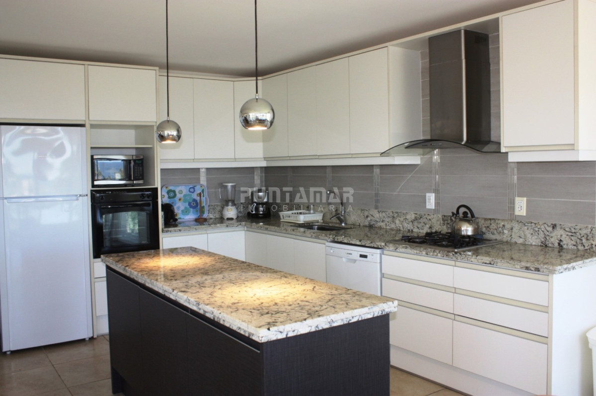 Casa ID.210977 - ALQUILER DE CASA EN MONTOYA 3 DORMITORIOS CON PISCINA