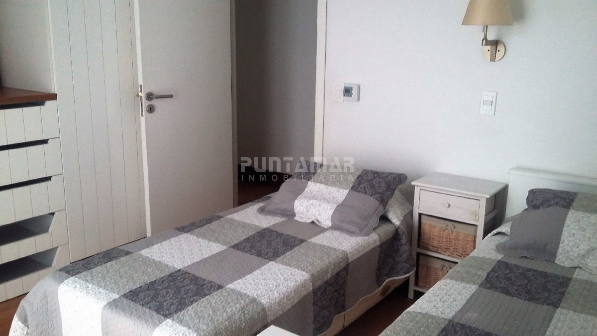 Casa ID.210595 - Casa moderna en San Rafael. 3 dormitorios mas dependencia de servicio, garage, parque cercado. Amplio living comedor.