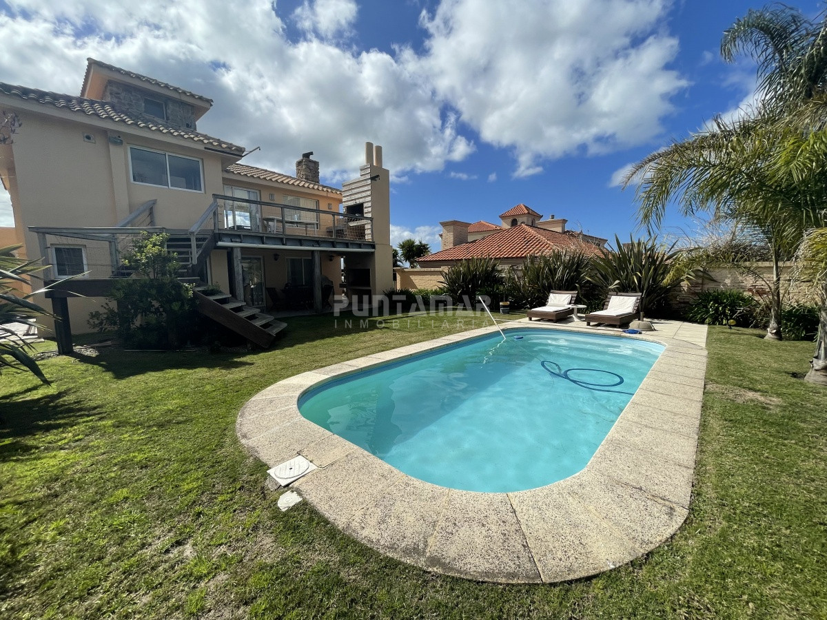 Casa ID.211088 - VENTA Y ALQUILER CASA 4 DORMITORIOS CON VISTA AL MAR EN ALTOS DE PUNTA PIEDRA 