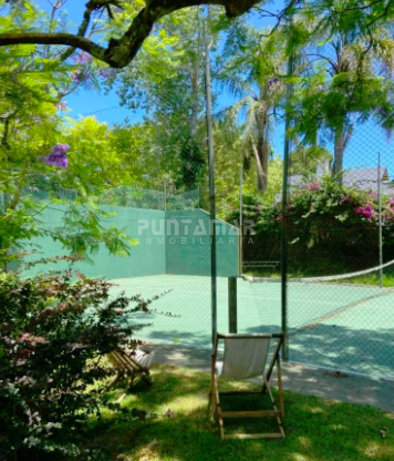 Casa ID.213446 - HERMOSA CASA DE 5 DORMS EN LA MANSA CON PISCINA Y CANCHA DE PADEL