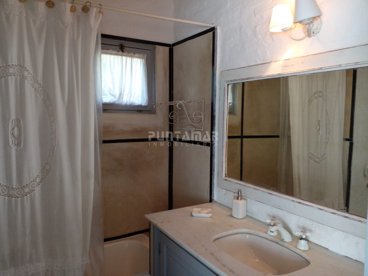 Casa ID.212386 - CHALET EN ALQUILER TEMPORADA EN ZONA DE LA BARRA A 3 CUADRAS DE LA AVENIDA PRINCIPAL Y 5 CUADRAS DE LA PLAYA 