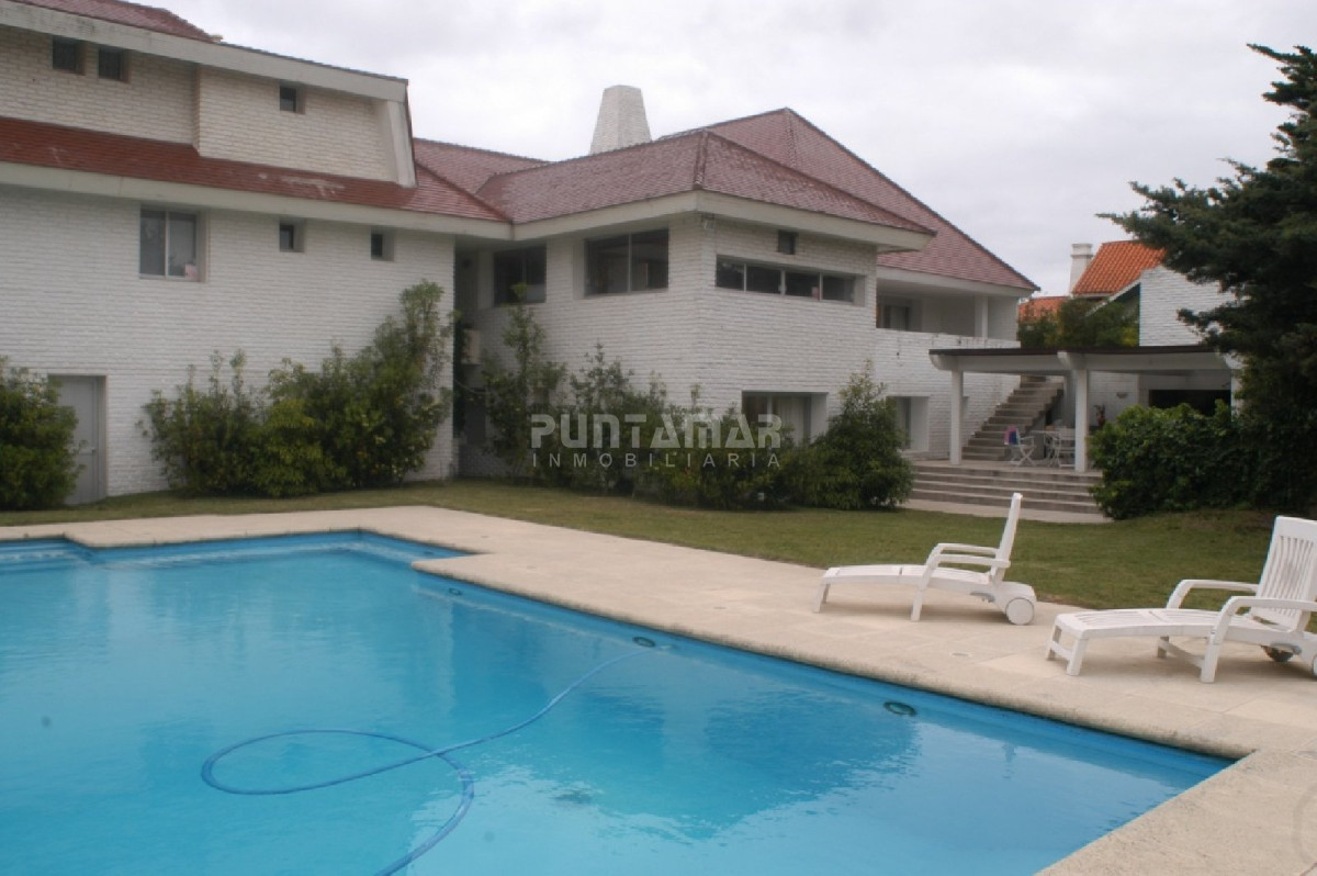 Casa ID.210548 - Espectacular casa de 8 dormitorios con piscina frente al mar!