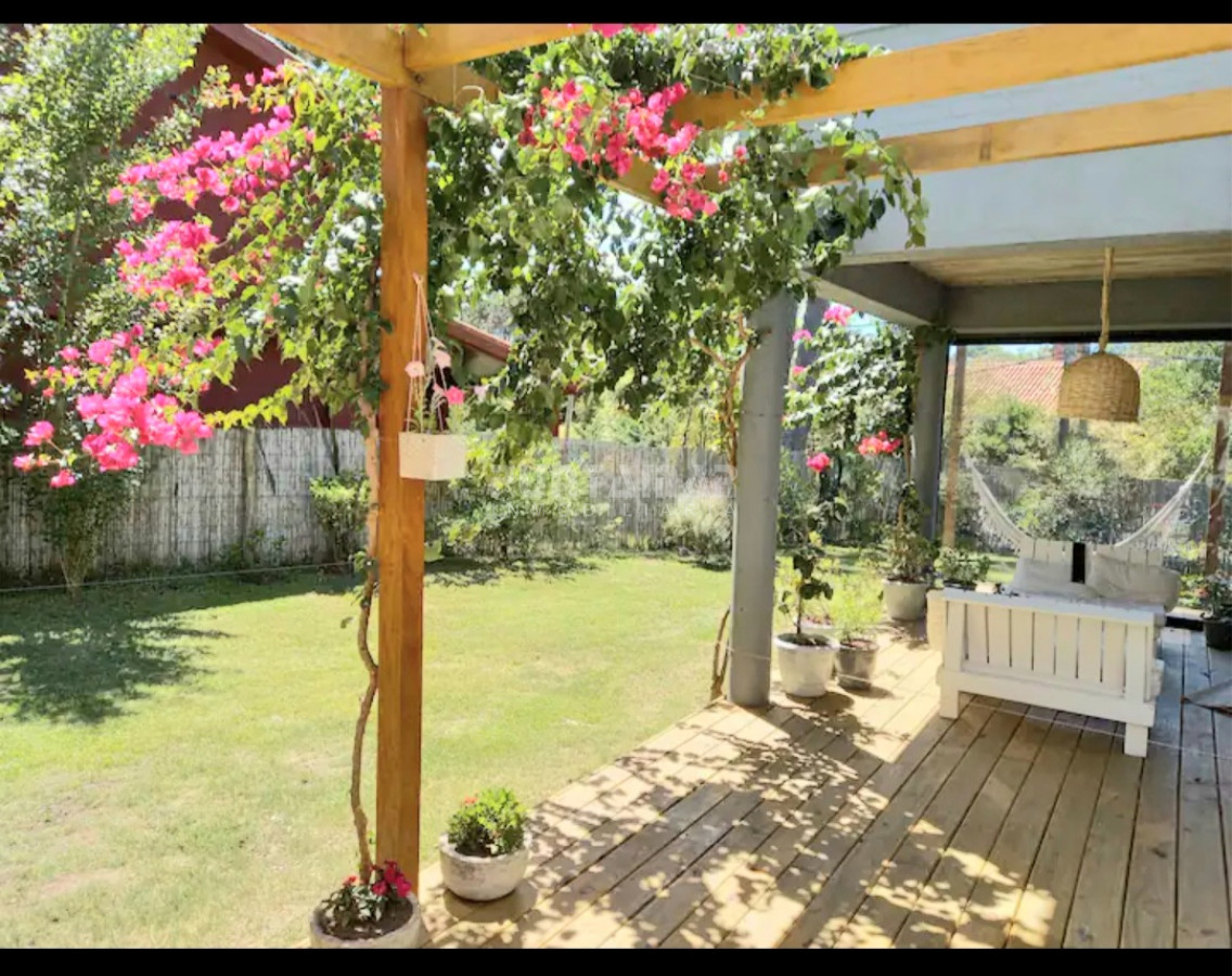 Casa ID.212479 - MUY LINDA CASA DE 2 PLANTAS EN SAN RAFAEL DE 4 DORMITORIOS CON PISCINA