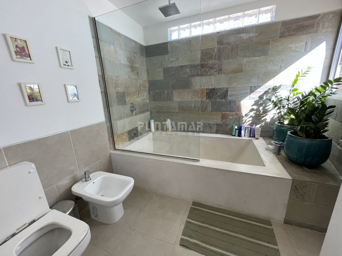 Casa ID.212480 - VENTA DE CASA 4 DORMITORIOS EN MONTOYA