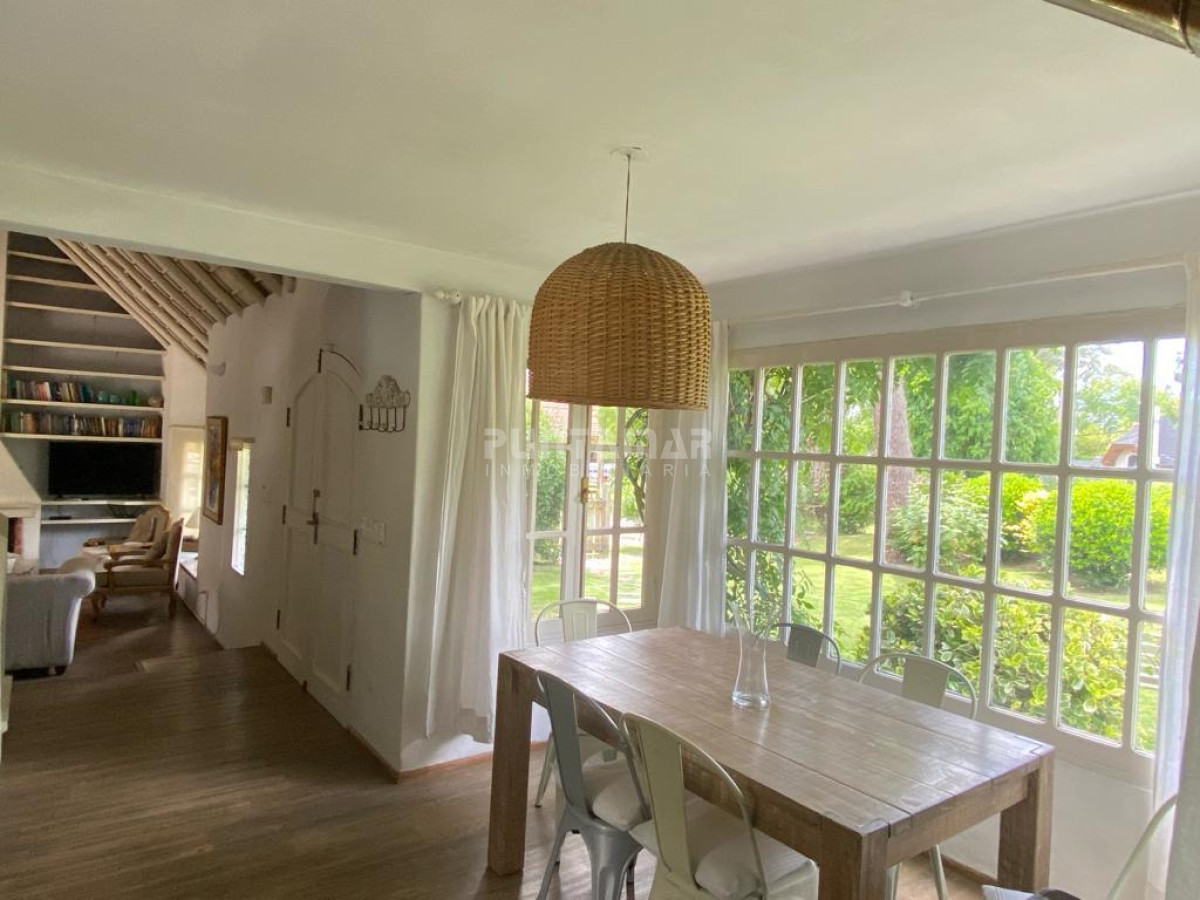 Casa ID.213540 - HERMOSA CASA DE 4 DORMITORIOS Y PISCINA A 300 METROS DEL MAR