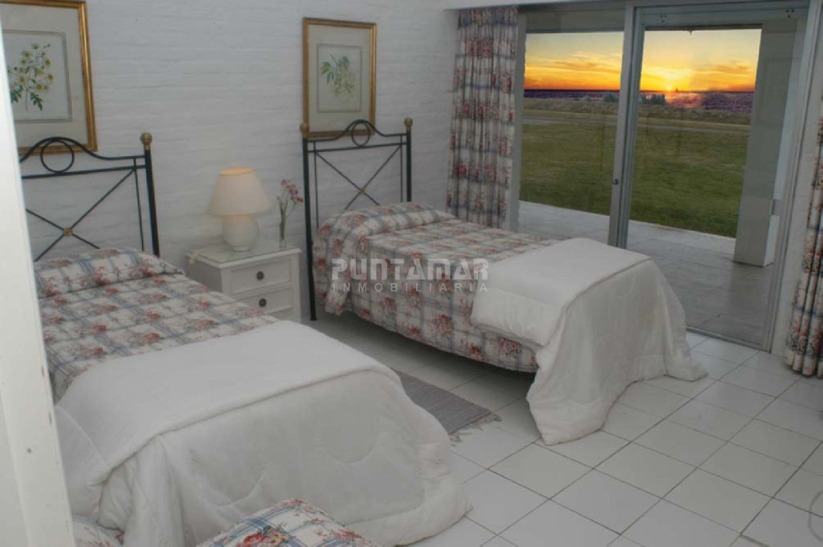 Casa ID.210548 - Espectacular casa de 8 dormitorios con piscina frente al mar!