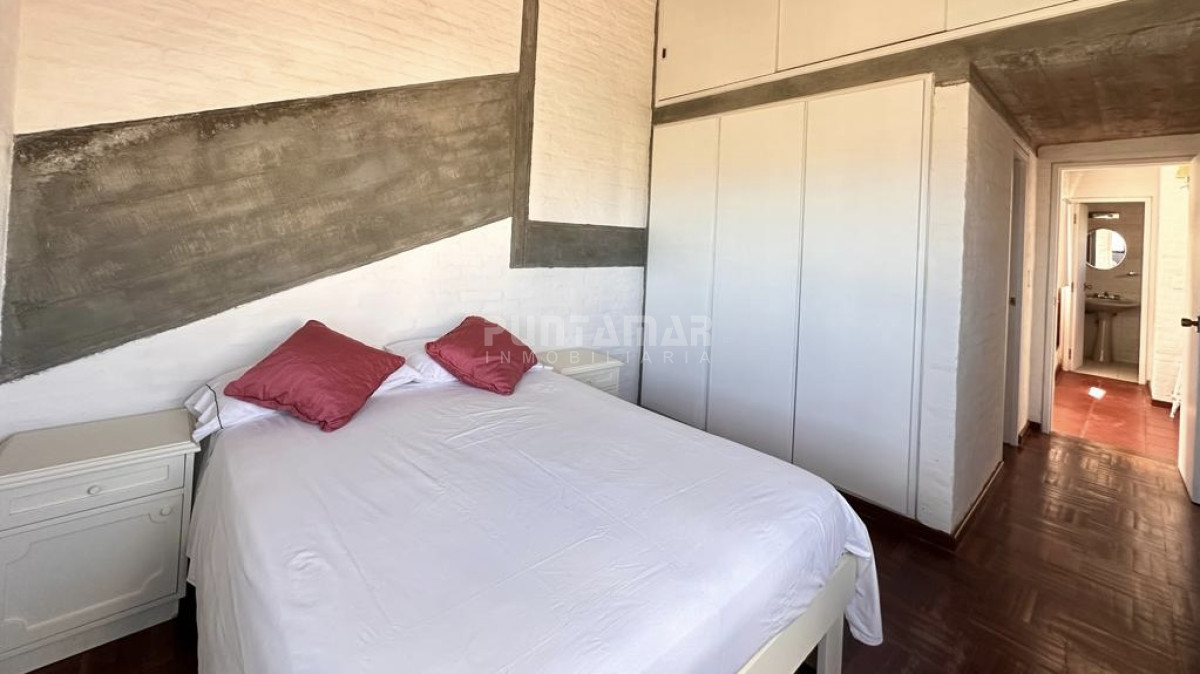 Casa ID.213196 - CASA 4 DORMITORIOS Y MEDIO CON PISCINA FRENTE AL PARADOR DE MONTOYA