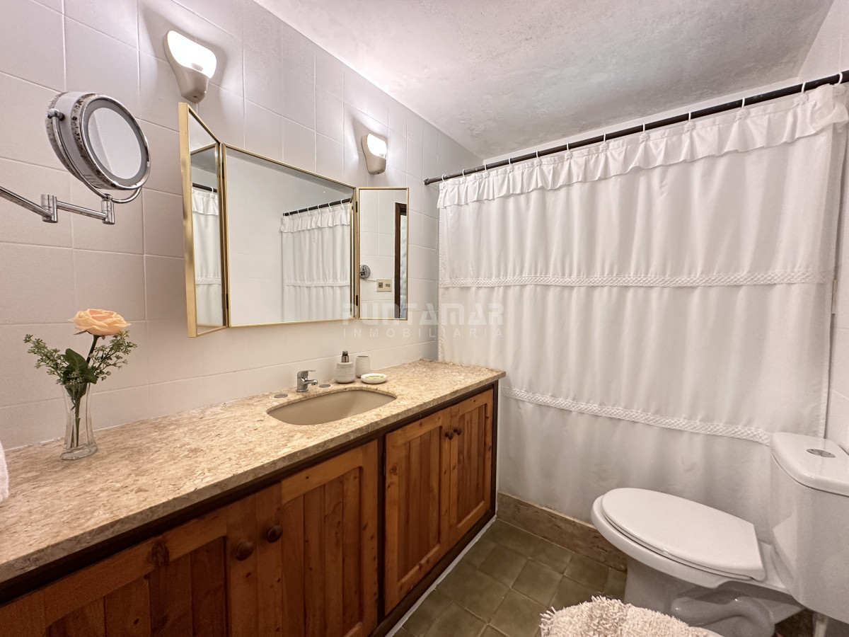 Casa ID.211979 - ALQUILER DE RESIDENCIA  6 DORMITORIOS PUNTA DEL ESTE 