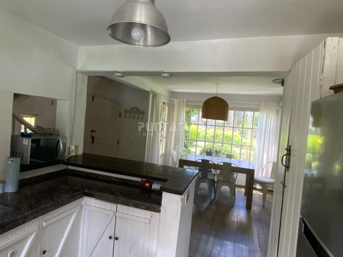 Casa ID.213540 - HERMOSA CASA DE 4 DORMITORIOS Y PISCINA A 300 METROS DEL MAR