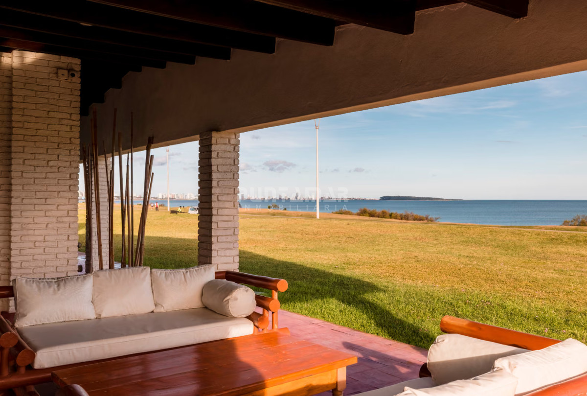 Casa ID.210549 - CASA DE 6 DORMITORIOS FRENTE AL  MAR EN LA MANSA