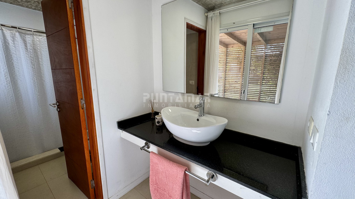 Casa ID.213690 - MODERNA CASA DE 3 DORMITORIOS CON PISCINA EN EL TESORO 