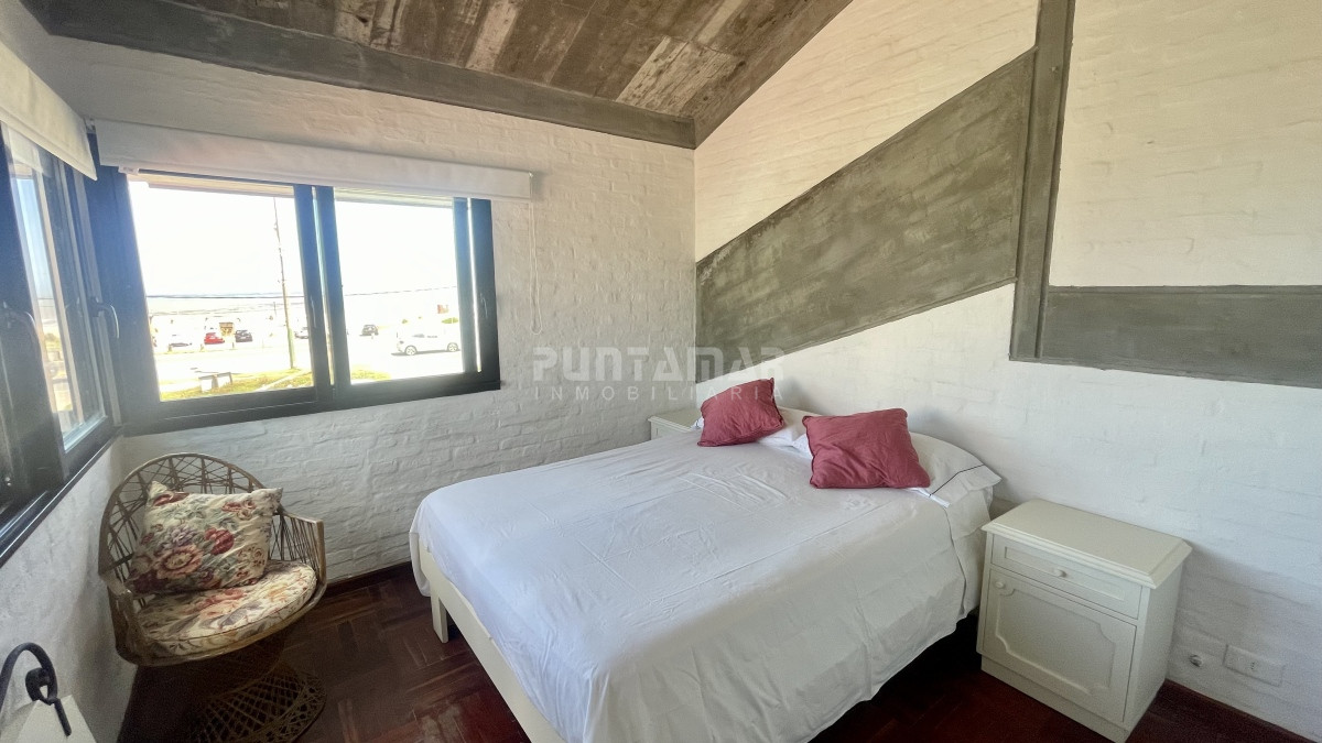 Casa ID.213196 - CASA 4 DORMITORIOS Y MEDIO CON PISCINA FRENTE AL PARADOR DE MONTOYA