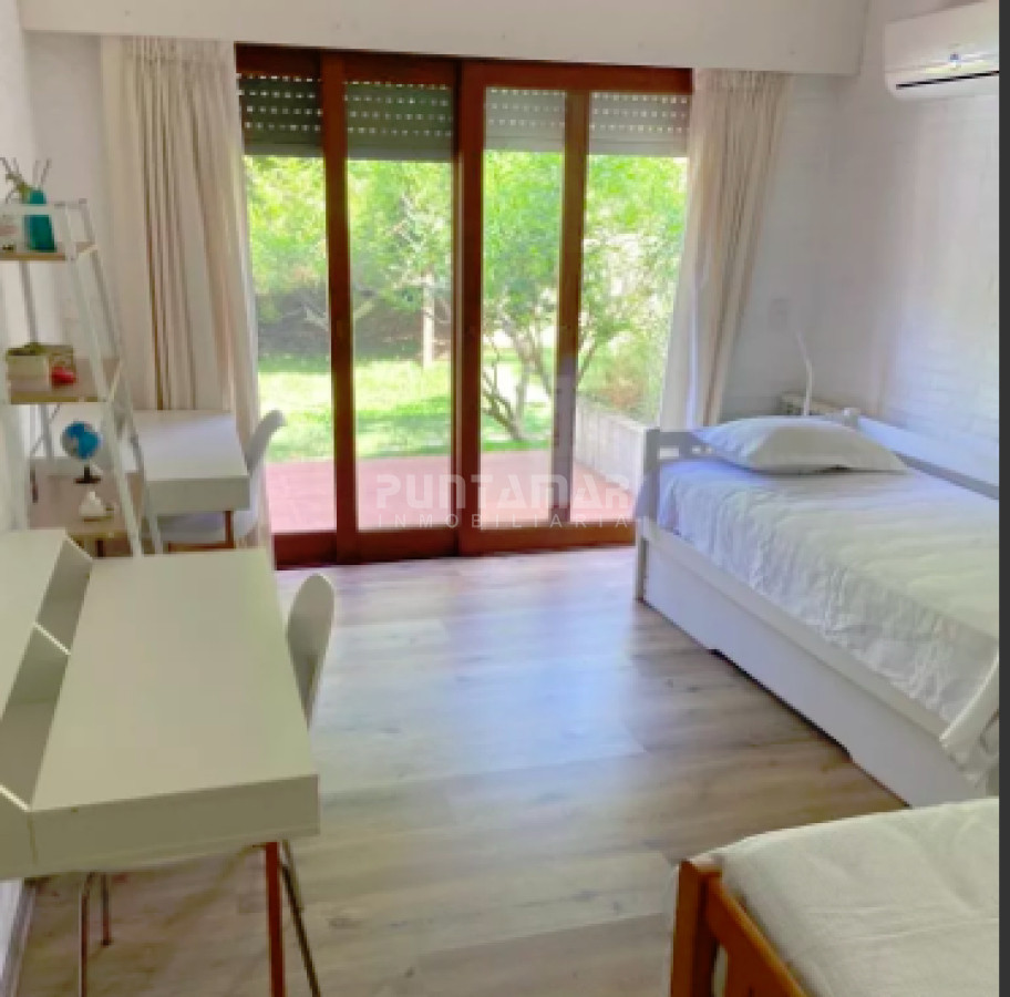 Casa ID.213446 - HERMOSA CASA DE 5 DORMS EN LA MANSA CON PISCINA Y CANCHA DE PADEL