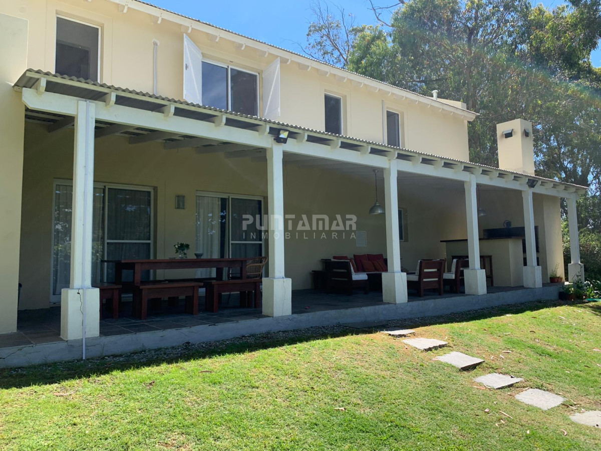 Casa ID.210729 - ALQUILER DE CASA EN LA BARRA 4 DORMITORIOS EN SUITE CON PISCINA