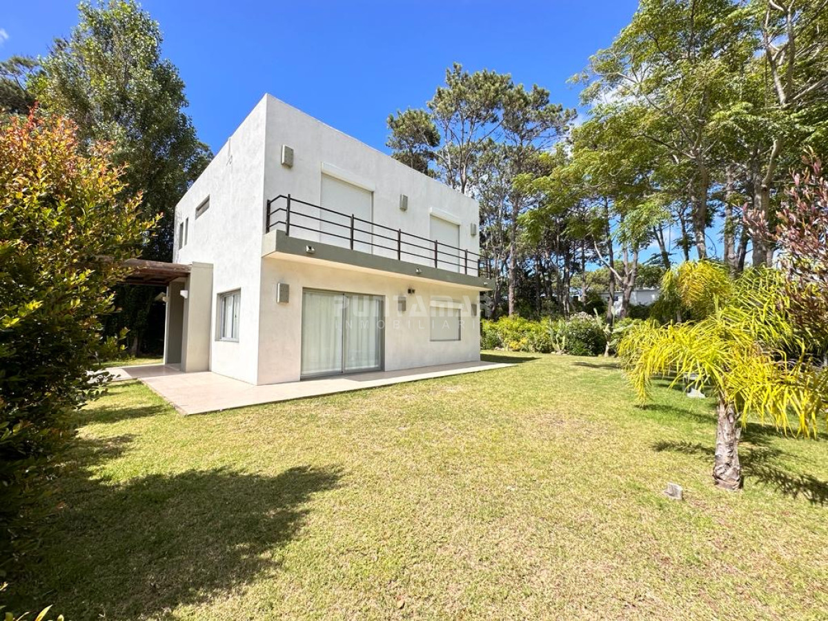 Casa ID.213226 - ALQUILER CASA EN MKONTOYA 4 DORMITORIOS MAS SERVICIO