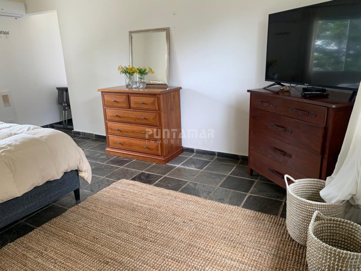 Casa ID.210729 - ALQUILER DE CASA EN LA BARRA 4 DORMITORIOS EN SUITE CON PISCINA