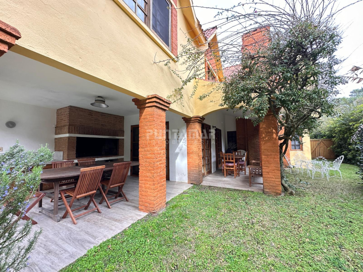 Casa ID.210689 - ALQUILER DE CASA  RINCÓN DEL INDIO 4 DORMITORIOS MAS DEPENDENCIA CON PISCINA