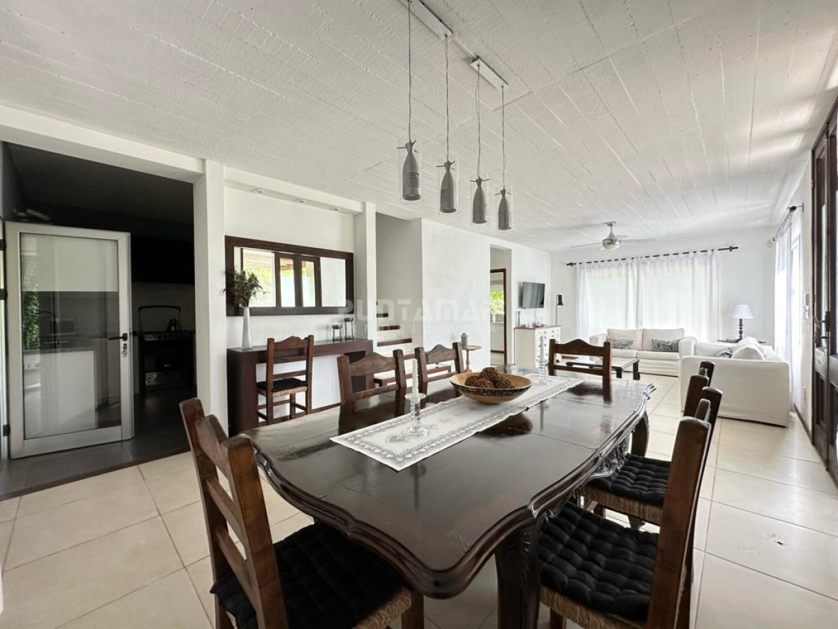 Casa ID.213226 - ALQUILER CASA EN MKONTOYA 4 DORMITORIOS MAS SERVICIO