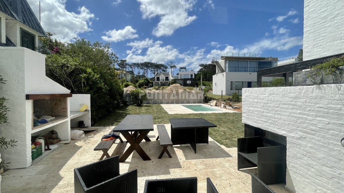 Casa ID.213196 - CASA 4 DORMITORIOS Y MEDIO CON PISCINA FRENTE AL PARADOR DE MONTOYA