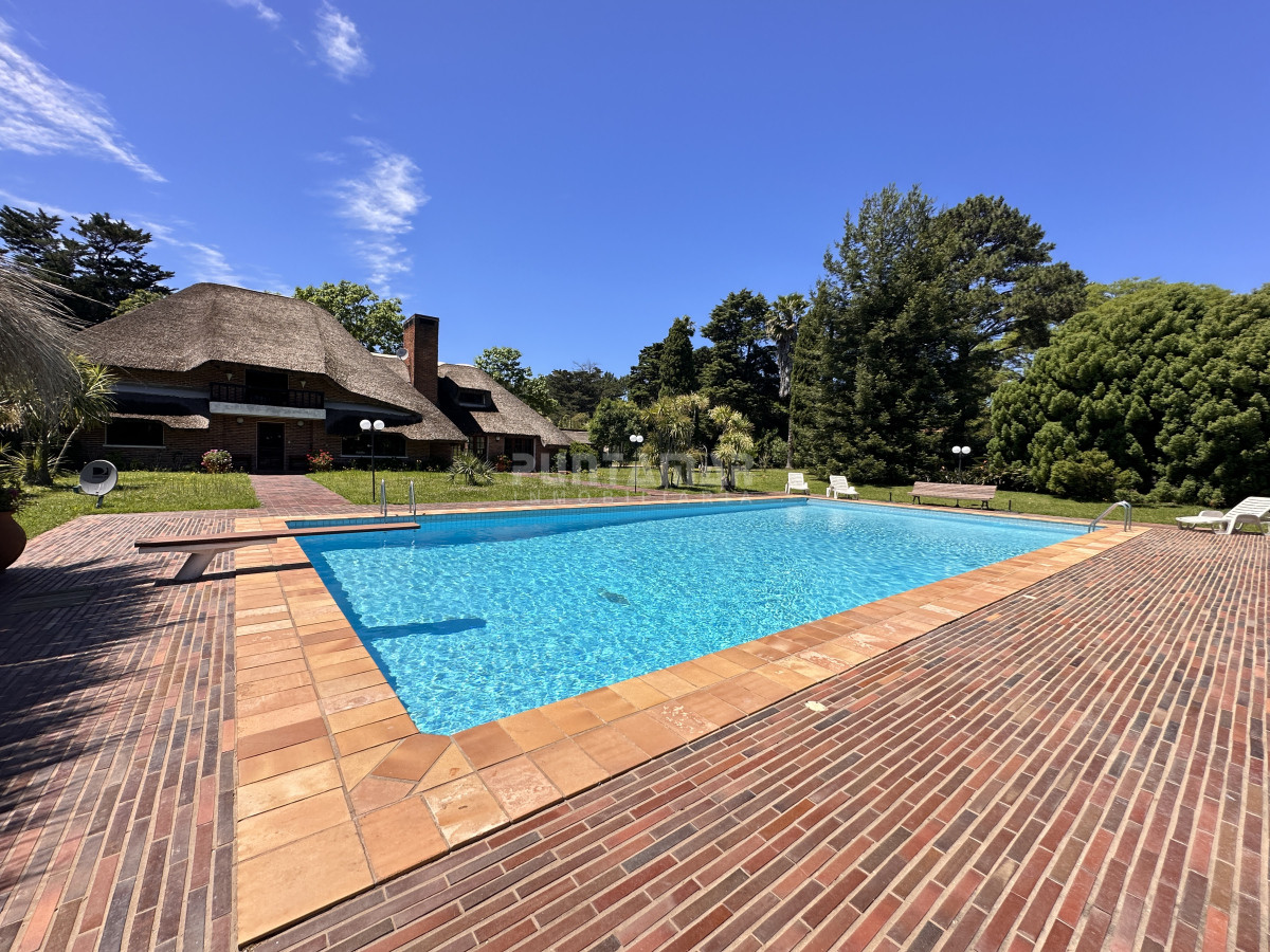 Casa ID.211979 - ALQUILER DE RESIDENCIA  6 DORMITORIOS PUNTA DEL ESTE 