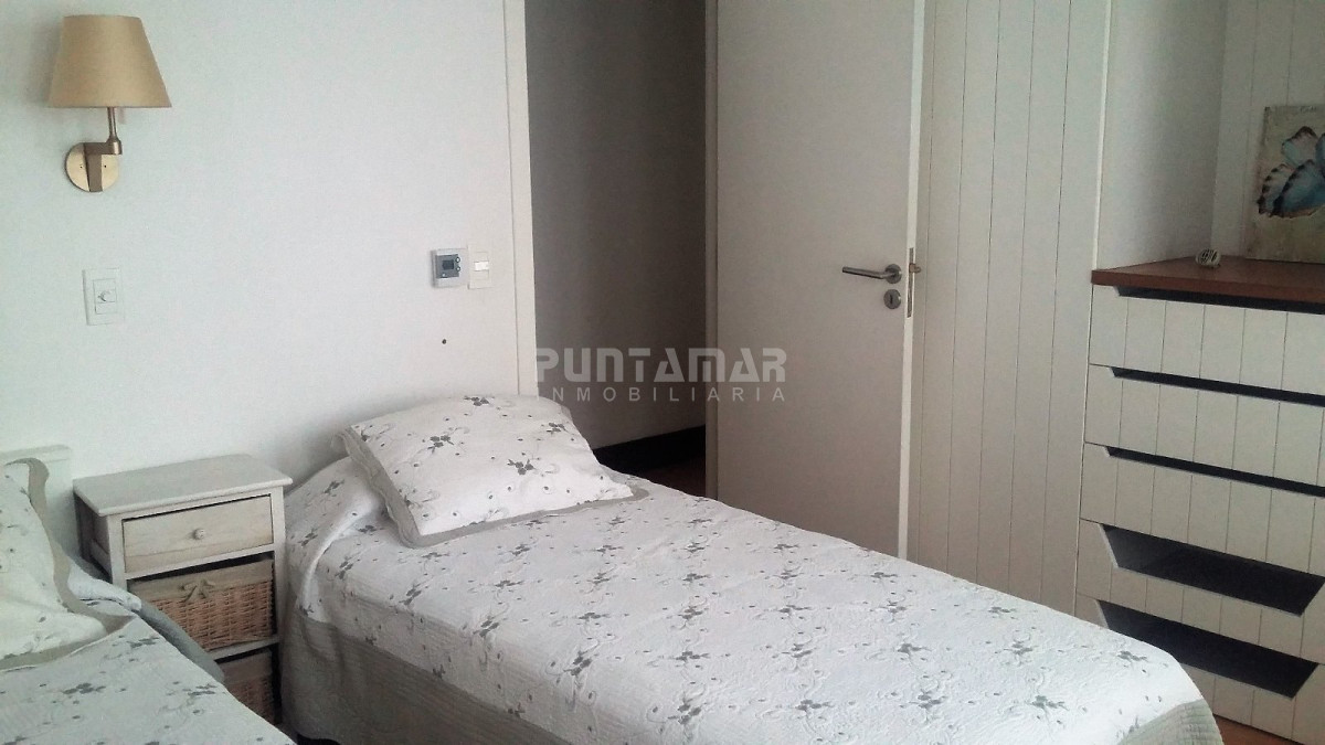 Casa ID.210595 - Casa moderna en San Rafael. 3 dormitorios mas dependencia de servicio, garage, parque cercado. Amplio living comedor.