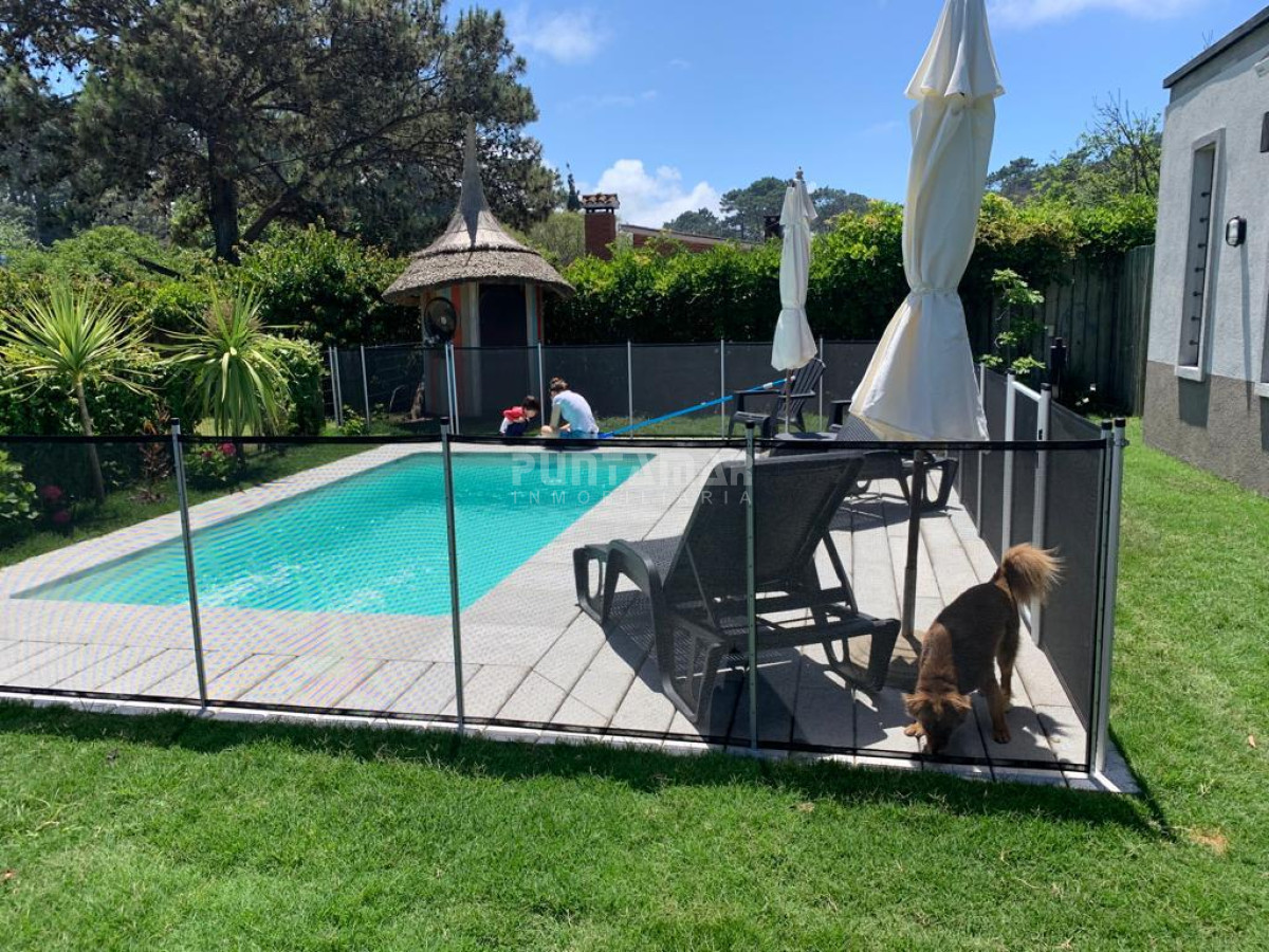 Casa ID.210595 - Casa moderna en San Rafael. 3 dormitorios mas dependencia de servicio, garage, parque cercado. Amplio living comedor.