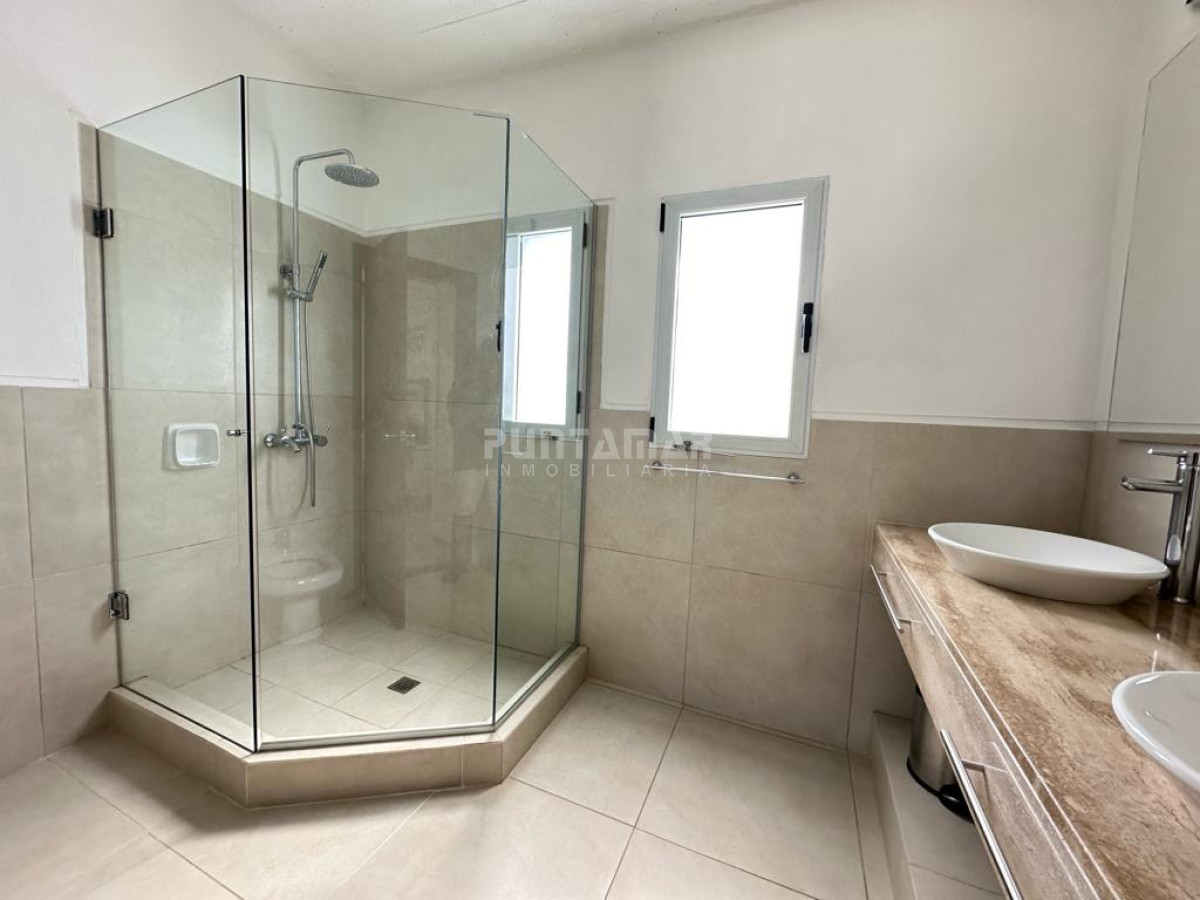 Casa ID.213226 - ALQUILER CASA EN MKONTOYA 4 DORMITORIOS MAS SERVICIO