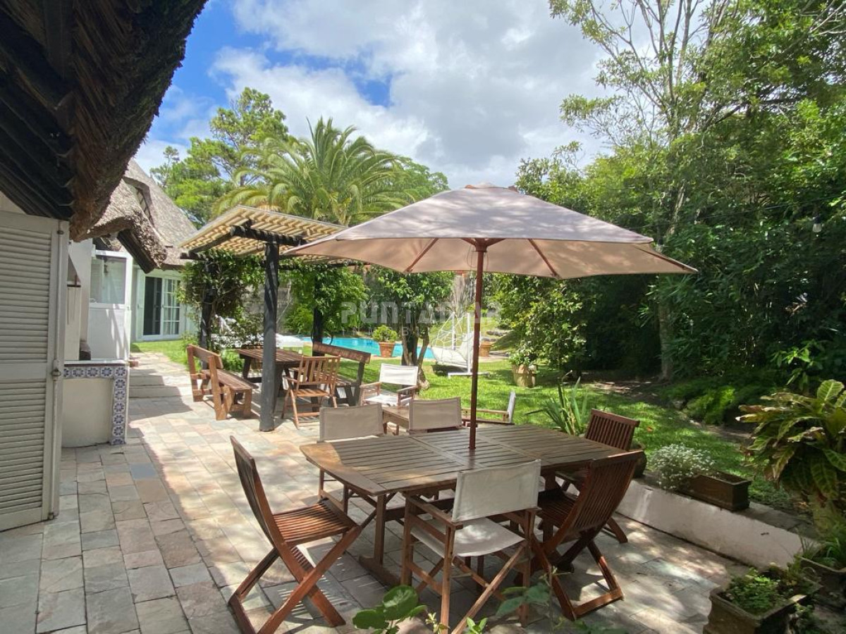 Casa ID.213540 - HERMOSA CASA DE 4 DORMITORIOS Y PISCINA A 300 METROS DEL MAR