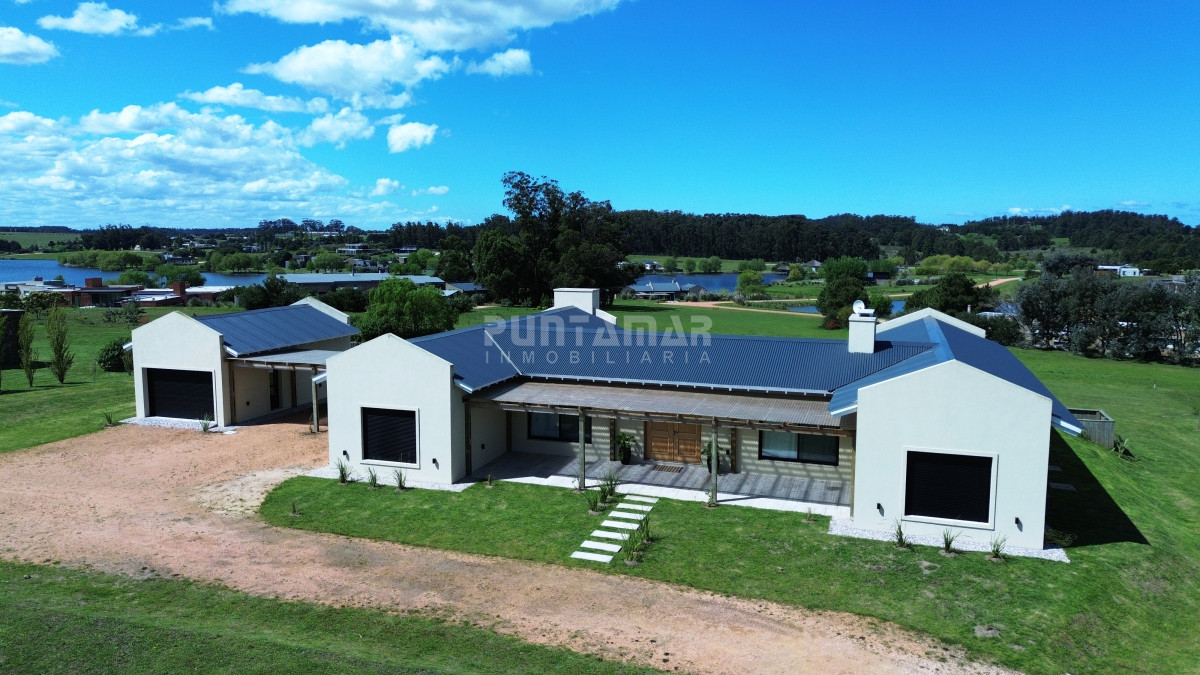 VENTA CASA EN PUEBLO MIO CON PISCINA - PMI212785C