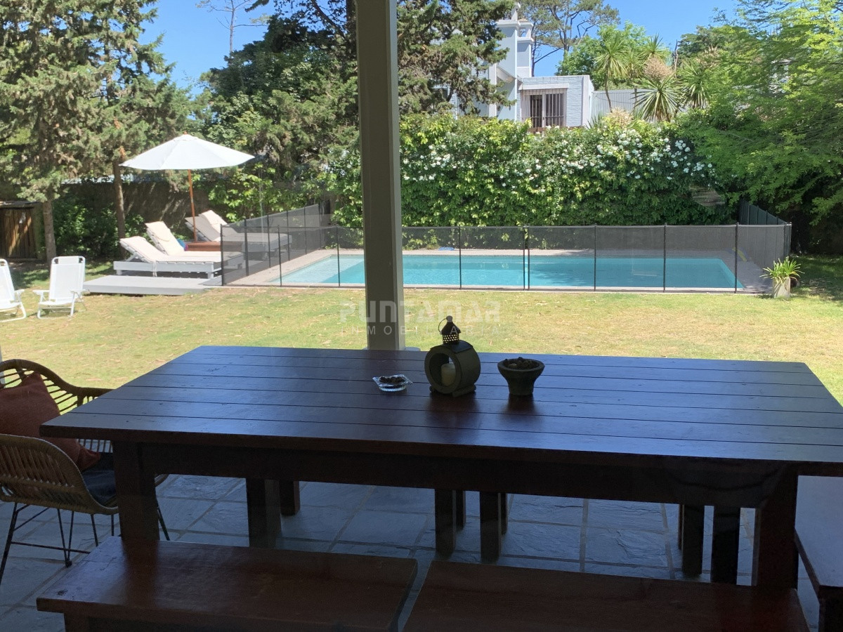 Casa ID.210729 - ALQUILER DE CASA EN LA BARRA 4 DORMITORIOS EN SUITE CON PISCINA